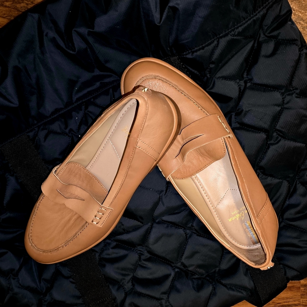 SOLD* Sam Edelman Tan Flats with Classic Design